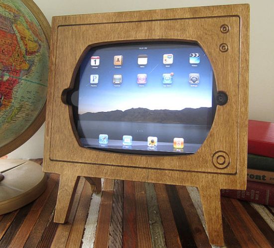 Natural Stained Wood Retro TV Ipad Dock